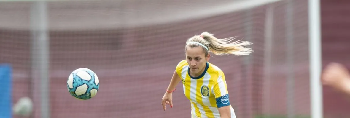 Argentina: Expulsan a futbolista acusándola de besar a compañera de equipo