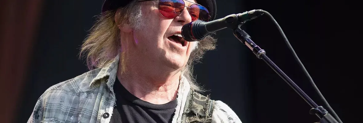 Neil Young amenaza con retirar su catálogo de Spotify si plataforma no elimina podcast antivacunas