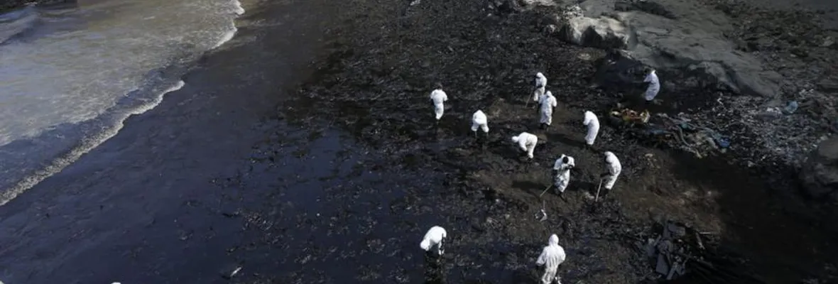 Derrame de 6.000 barriles de petróleo en Perú ha afectado veinte playas y dos reservas naturales