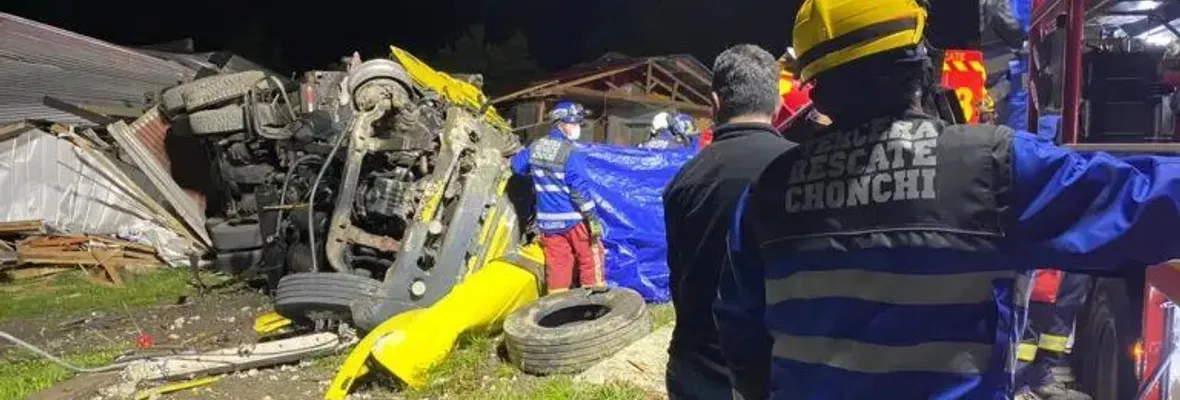 Accidente laboral: Conductor de camión salmonero volcó sobre inmuebles y falleció en Chiloé
