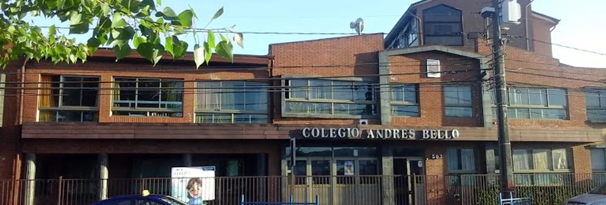 Colegio Andrés Bello de Chiguayante se va a paro: denuncian que estudiantes almuerzan en el suelo