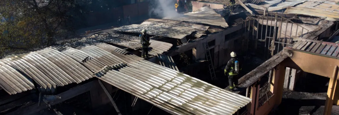 Emblemática escuela de San Javier resultó destruida por incendio