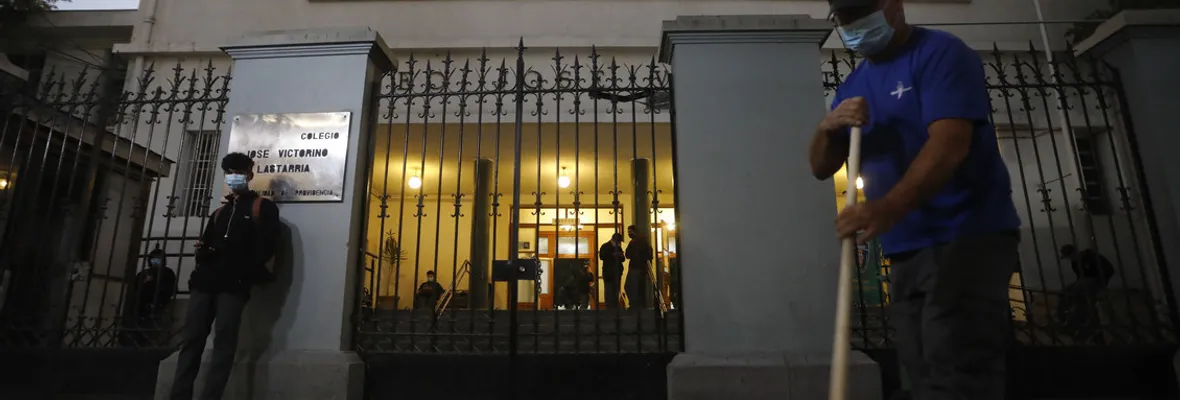 Necesidad de sanciones y educación no sexista: las denuncias de secundarias contra estudiantes del Liceo Lastarria que planeaban imitar a “La Manada"
