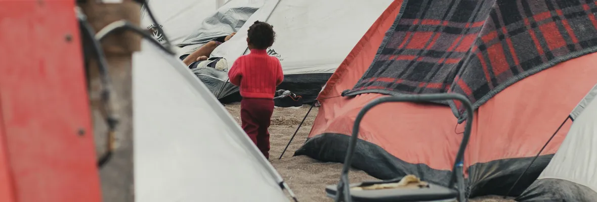 Playa Lobitos de Iquique: el campamento humanitario que puso el Gobierno para migrantes y que administra una productora de eventos