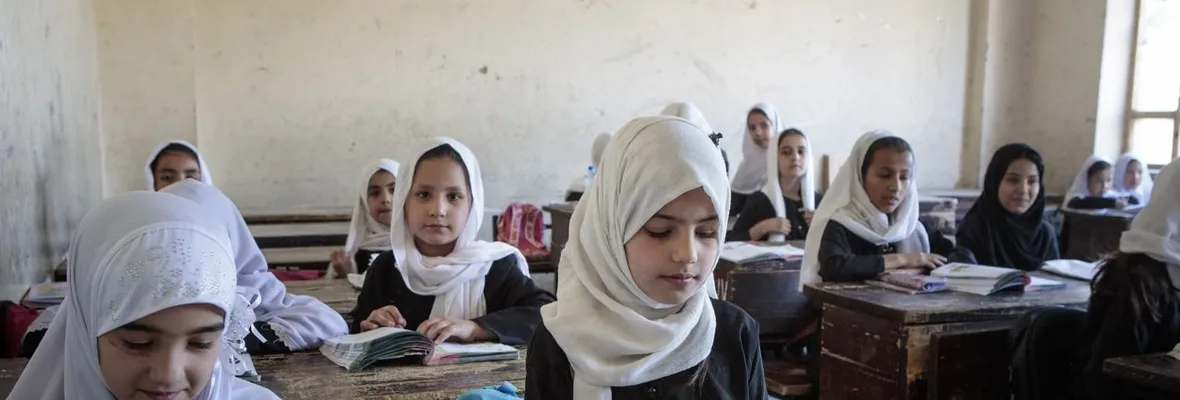 Afganistán: Talibanes prohíben la educación secundaria para niñas