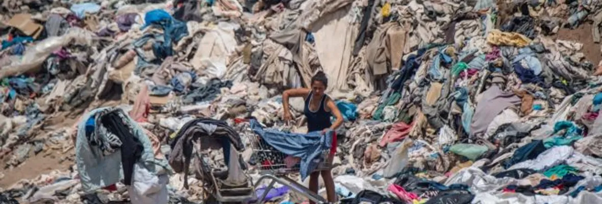 Un desierto de basura en Chile: La ropa que viste kilómetros del norte