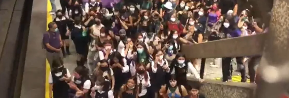 Como en el Estallido: Estudiantes secundarias protagonizan evasión masiva en estación Baquedano del Metro