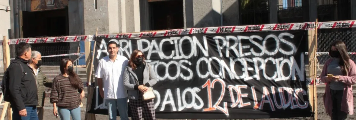 Familiares de jóvenes imputados en el Caso Udec protestan y llaman a Boric a cumplir compromisos de campaña y retirar querellas en su contra