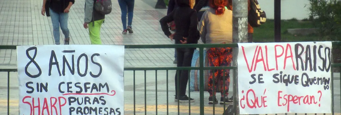 A 8 años del megaincendio en Valparaíso: Comunidad protestó exigiendo reconstrucción de Cesfam en Cerro Las Cañas