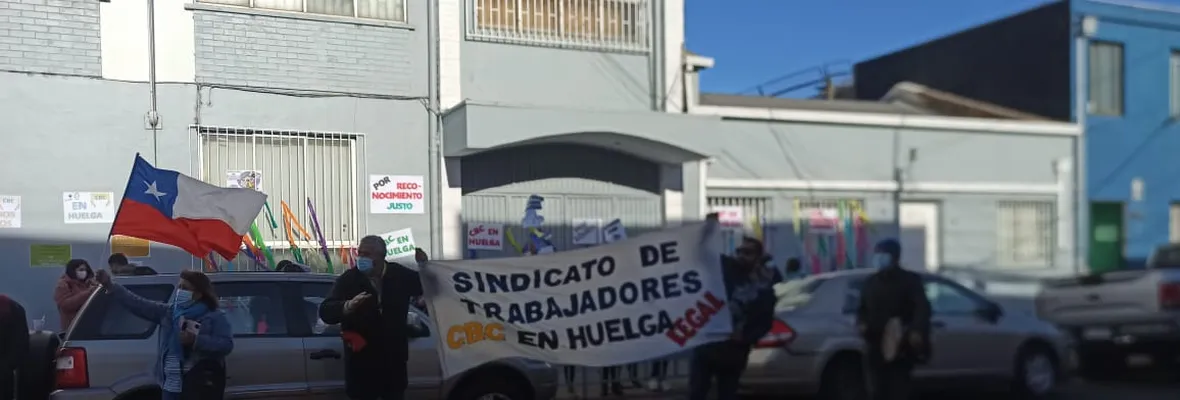 Trabajadores/as de colegio Bautista consiguen reajuste salarial y bonificación de incentivo al retiro tras huelga y protestas a las afueras del establecimiento