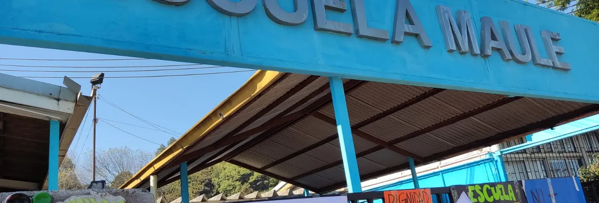 Techos con hongos, ventanas con latas y hacinamiento: Los motivos del paro de profesores/as de escuela Maule en Coronel