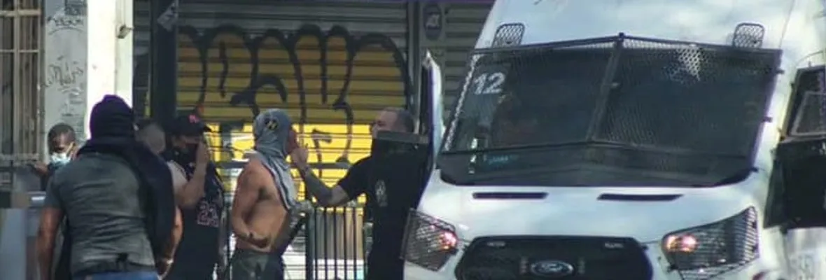 Nuevo ataque de supuestos ambulantes contra manifestantes en Estación Central dejó grave a periodista: Carabineros otra vez brillo por su ausencia 
