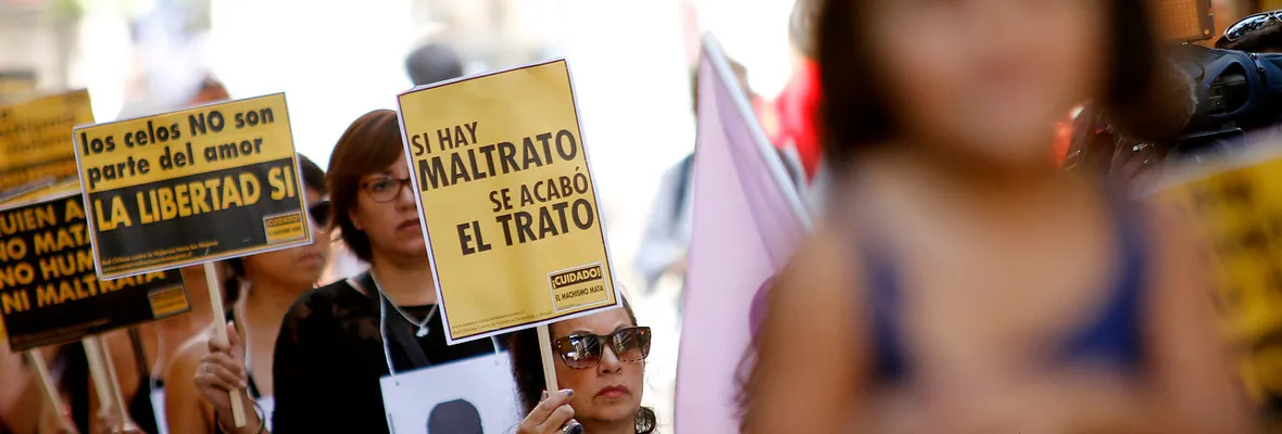 Proyecto de ley busca sancionar a hombres que maltratan a mujeres a través de sus hijos: un 98,7% declara haber sido víctima según estudio
