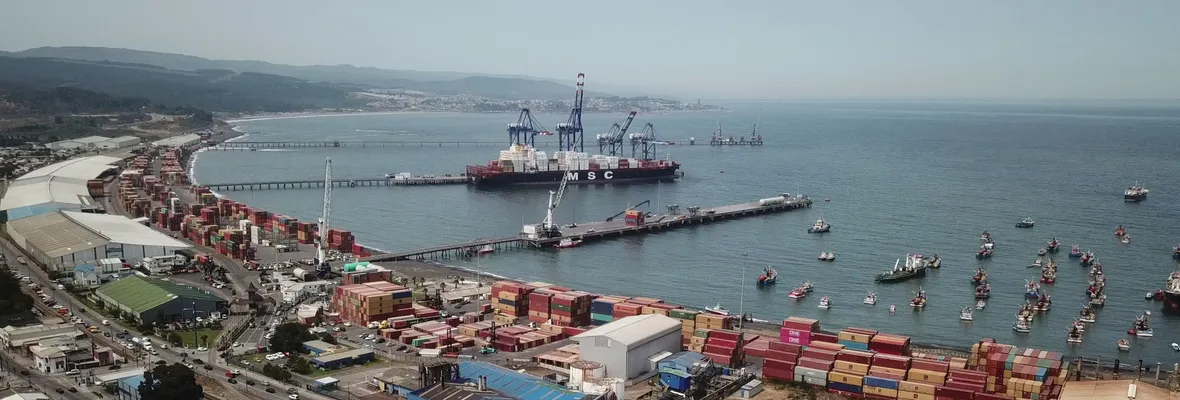 Pescadores que denuncian afectación por contaminación del Puerto de Coronel exigen reparaciones