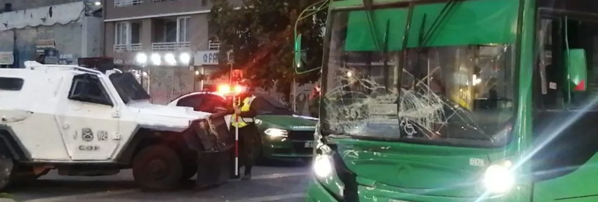 Carro lanza gases impactó bus de pasajeros y ambulancia policial que se dirigía a atender a carabineros heridos chocó con otra micro