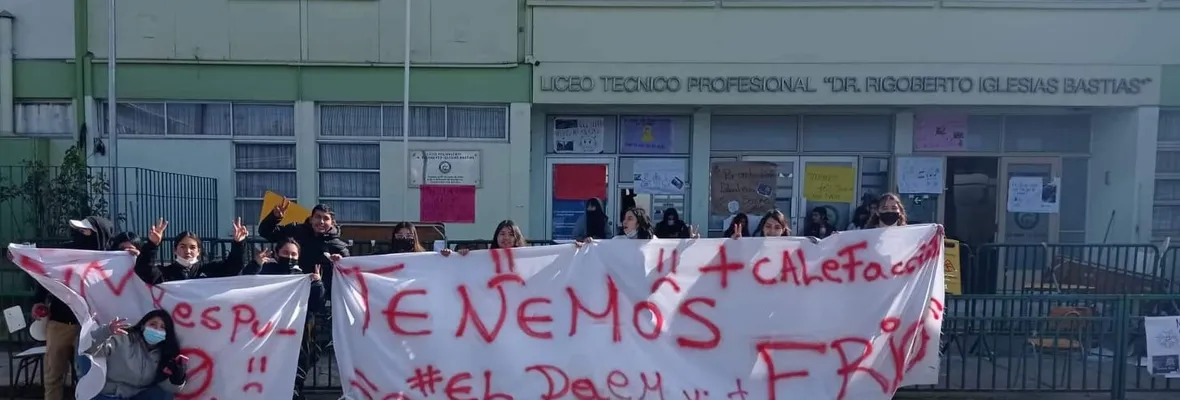 Toma en liceo Polivalente de Lebu: Filtraciones en su techumbre y cañerías de calefacción sin mantención motivaron movilización estudiantil