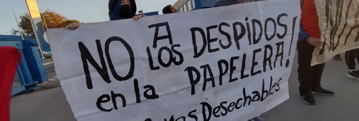 Trabajadores/as despedidos de papelera filial de CMPC protestan en Puente Alto exigiendo ampliación de finiquitos y reincorporaciones
