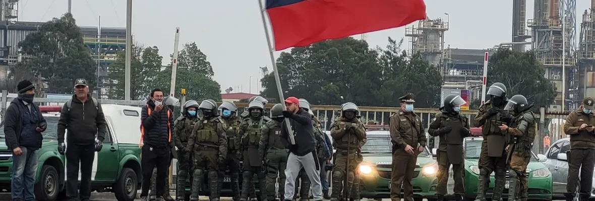 Barricadas en Costanera y represión policial en cercanías de escuela de Hualpén marcan nueva jornada de protesta de subcontratados de ENAP
