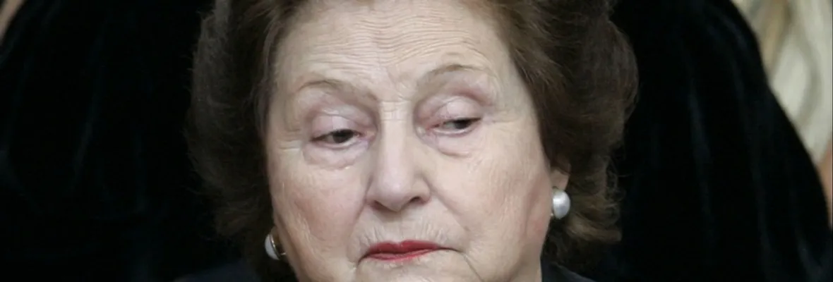 Demanda de ex enfermera de Lucia Hiriart revela que la obligaban a limpiar y reutilizar guantes quirúrgicos y realizar turnos de casi 72 horas