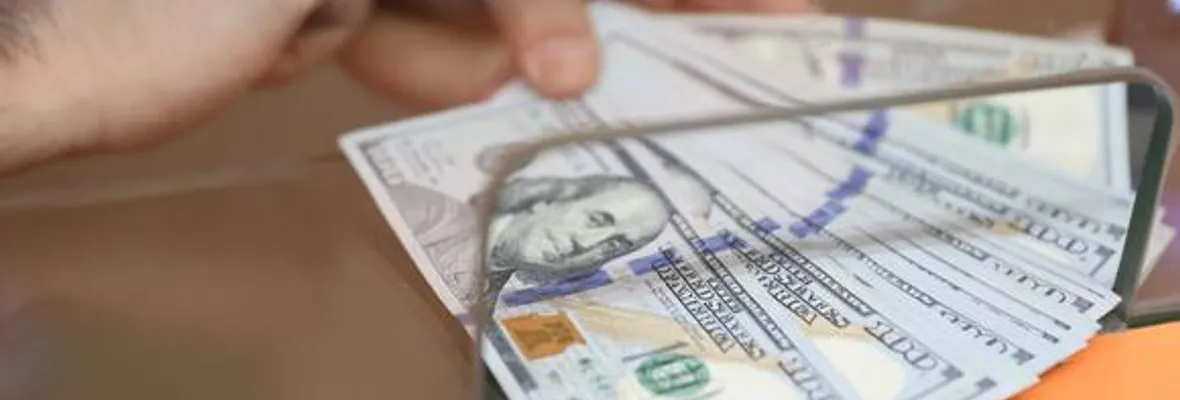 Peso chileno en caída libre: Dólar rompe la barrera de los $900