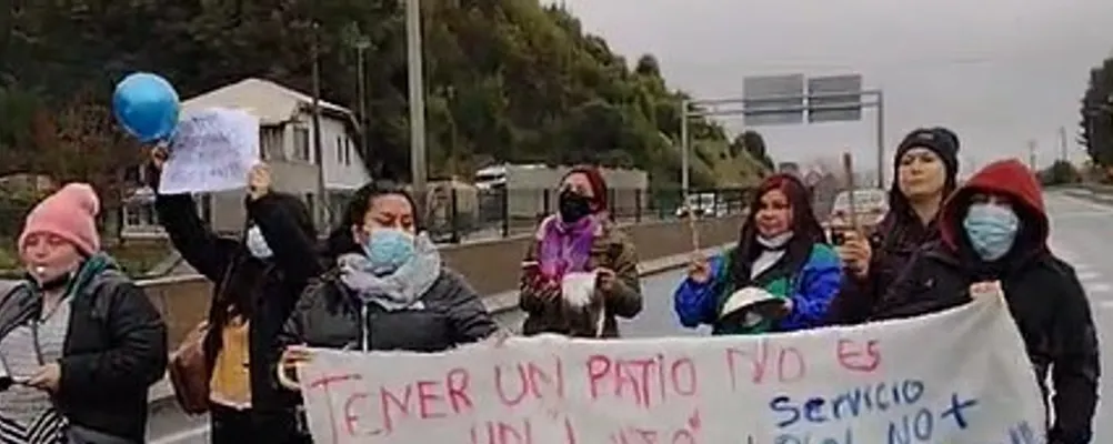 Apoderadas cortan ruta Concepción-Cabrero pidiendo mejores condiciones para Escuela Básica Fundo Chanco