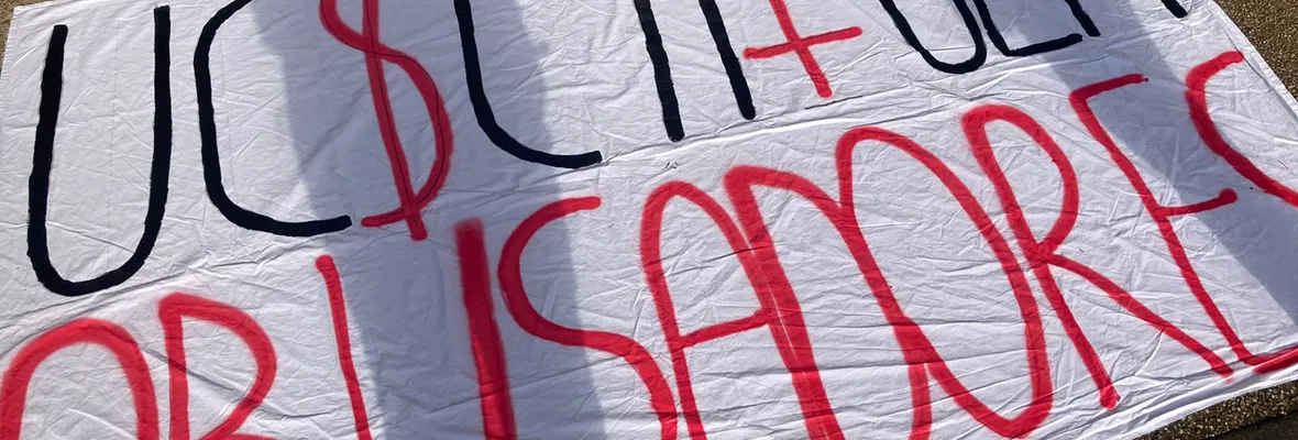 Estudiantes de periodismo UCSC acusan demora en investigación contra alumno denunciado por acoso sexual
