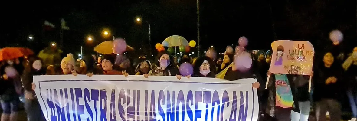 Mujeres marcharon por Chiguayante en repudio a violación de joven: PDI aún no detiene al agresor