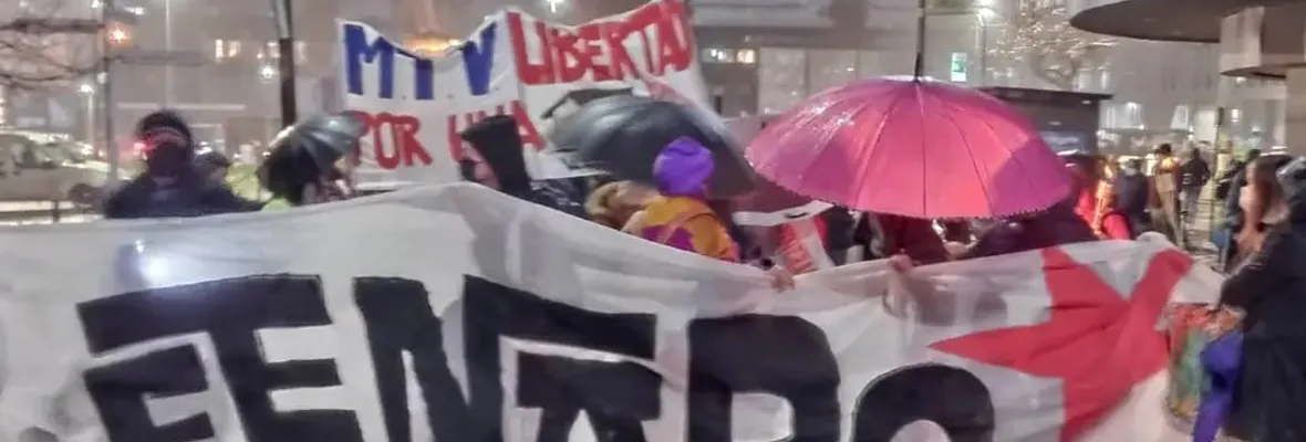 Por la vivienda digna y buen vivir: comités de vivienda de FENAPO marchan bajo la lluvia en Concepción