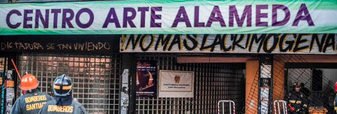 Directora del Centro Arte Alameda, incendiado luego recibir lacrimógenas el 2019, ante el cierre de investigación: “Estamos frustrados y decepcionados”