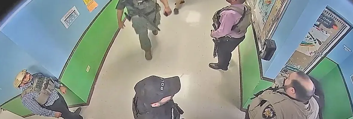 Video muestra indignante inacción policial mientras pistolero asesinaba a 21 personas en escuela de Uvalde, EE.UU.