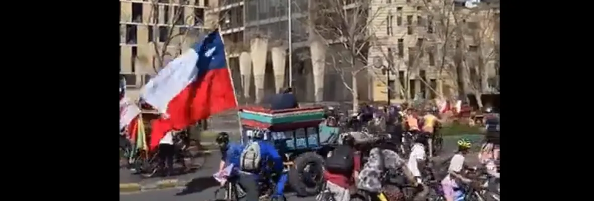 Partidarios del Rechazo atropellan y golpean a ciclistas que participaban de actividad por el Apruebo en Santiago