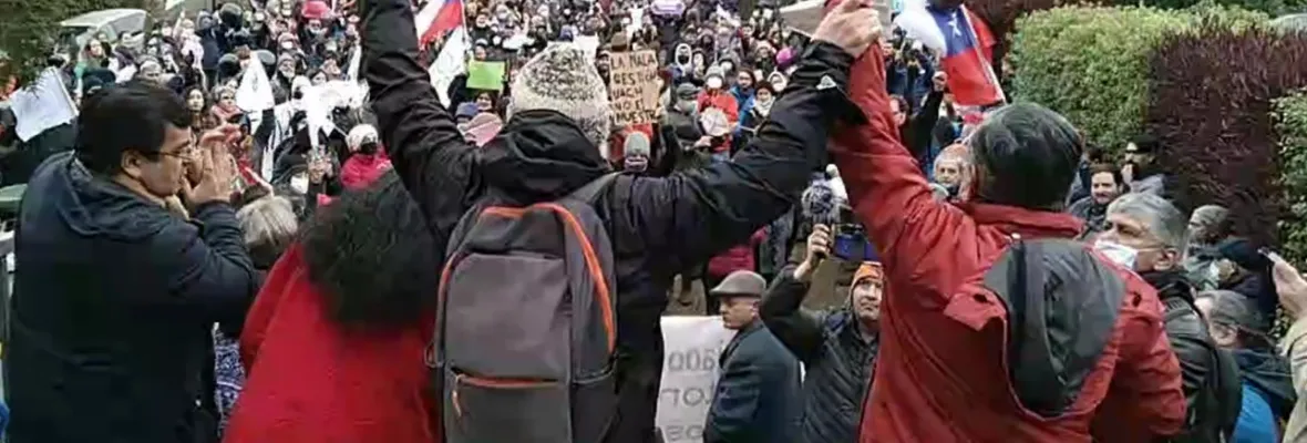 Masiva marcha en Valdivia: sindicatos de trabajadores y docentes de la UACh manifestaron su descontento ante nulo avance en negociaciones colectivas