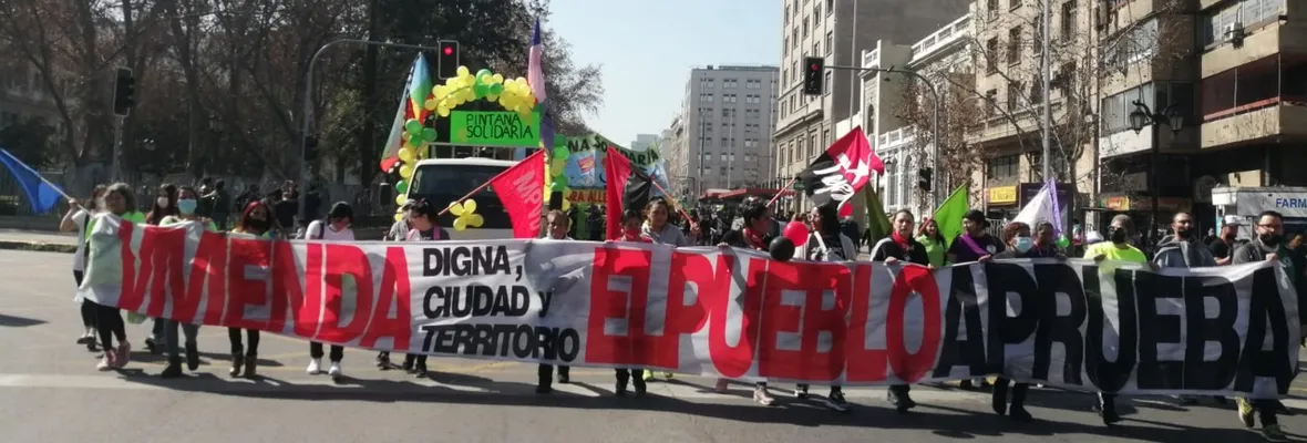 Masiva movilización de comités de vivienda recorrió Santiago a favor de la propuesta de nueva Constitución