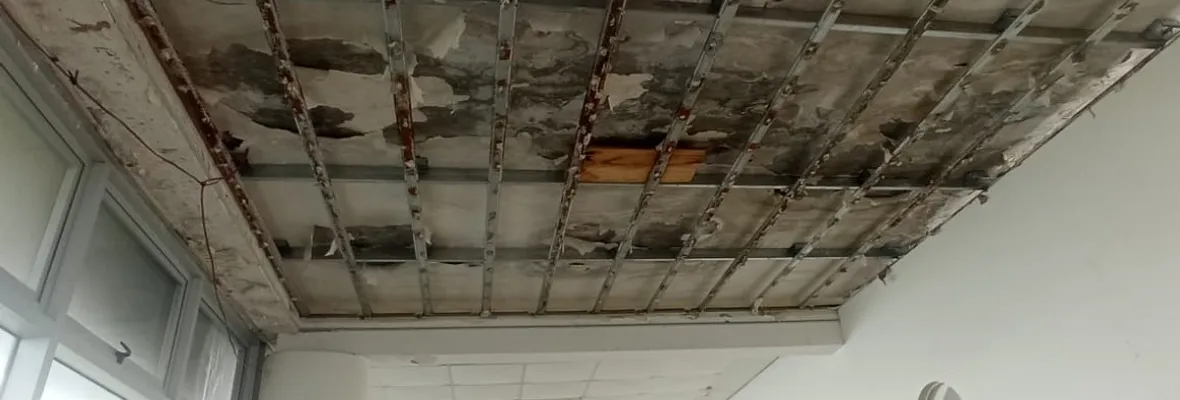 Estudiantes de liceo A 21 no descartan retomarse su establecimiento si municipio de Talcahuano no cumple plazo de reparación de goteras y remoción de hongos