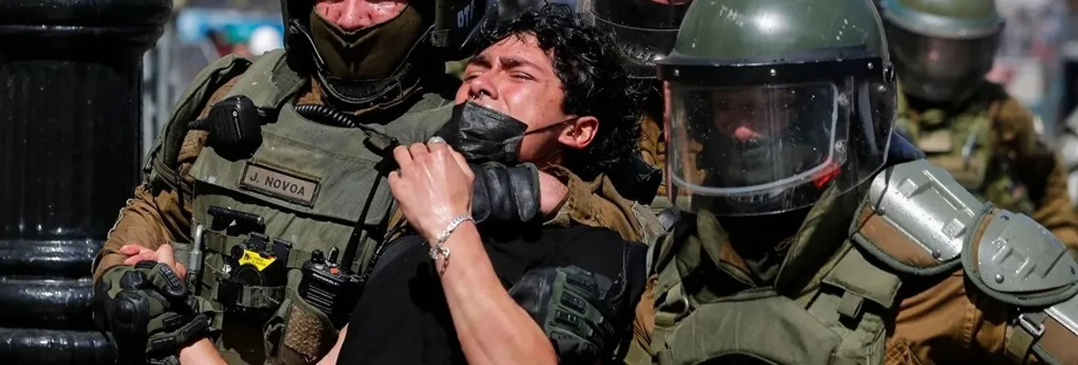 Violencia policial y querellas contra secundarios marcaron jornadas de protestas estudiantiles en Santiago