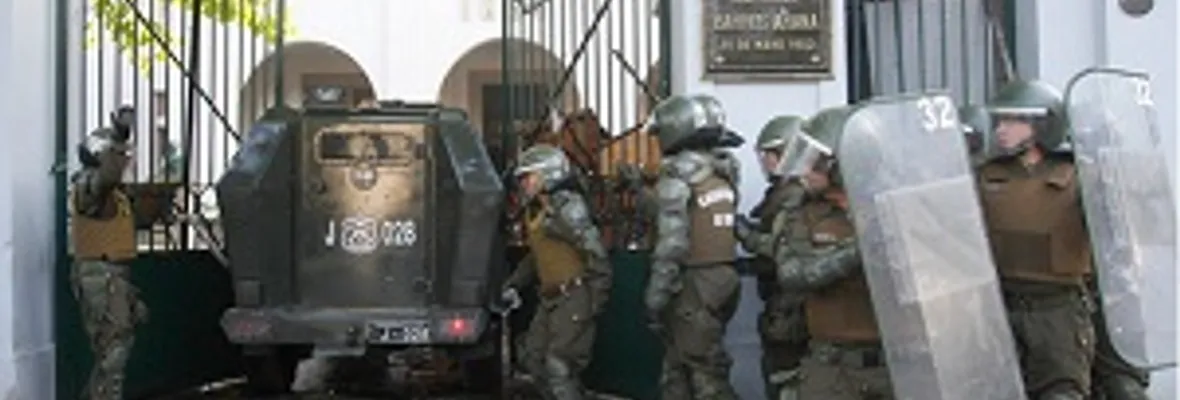 Estudiantes del INBA son asediados por Carabineros y militares tras exigir mejoras en alimentación e infraestructura
