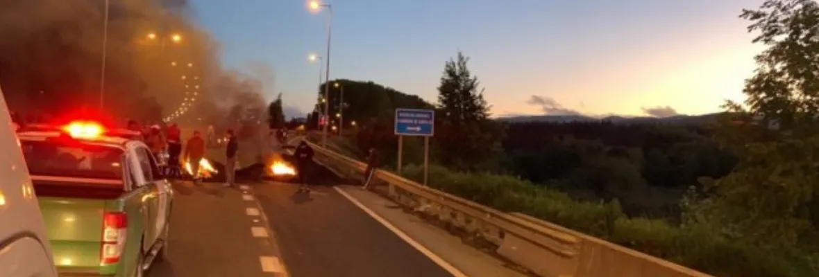 Pescadores artesanales de Arauco cortan Ruta 160 en protesta a prohibición de extracción de productos del mar