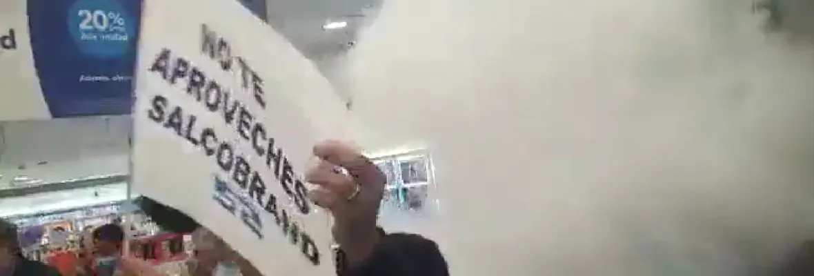 Trabajadoras/es de Salcobrand acusan a empresa de encerrarles al interior de un local y soltar gas en medio de manifestación