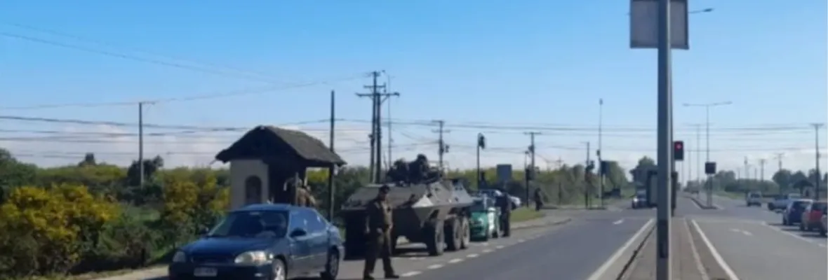 Ejército protagoniza choque de tanqueta con vehículo particular en Los Ángeles