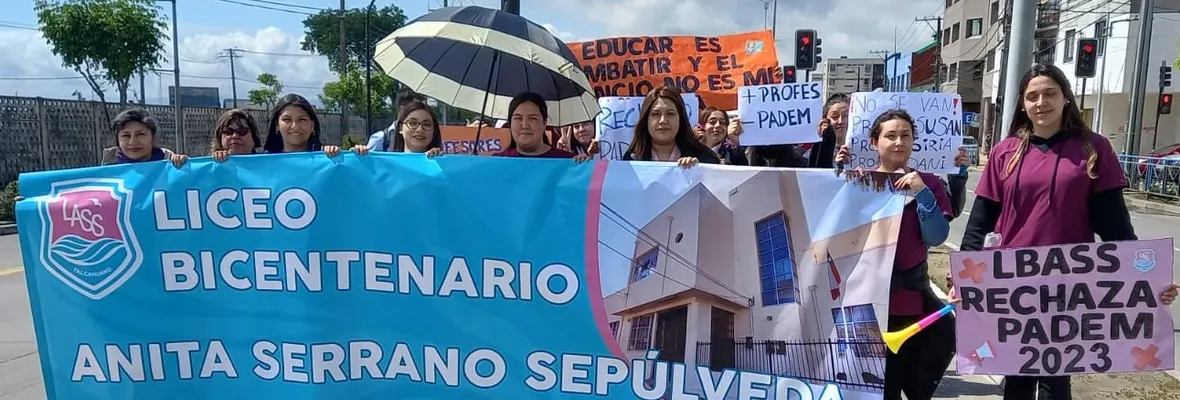 Multitudinaria marcha docente contra plan de educación 2023 se vivió en Talcahuano: Despidos y combinación de cursos son las principales críticas a la propuesta municipal