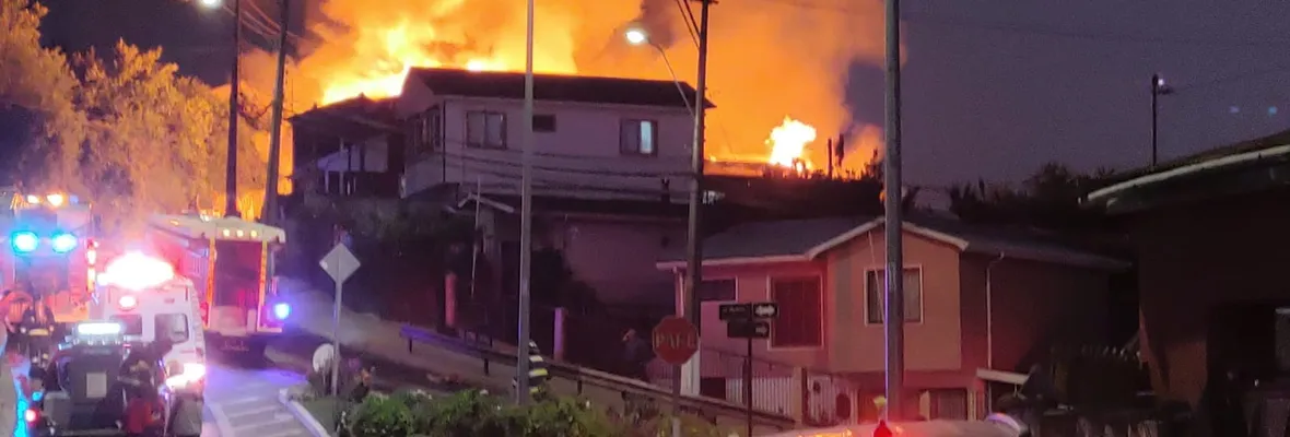 Incendio que consumió siete casas en Tomé se habría originado por falla eléctrica