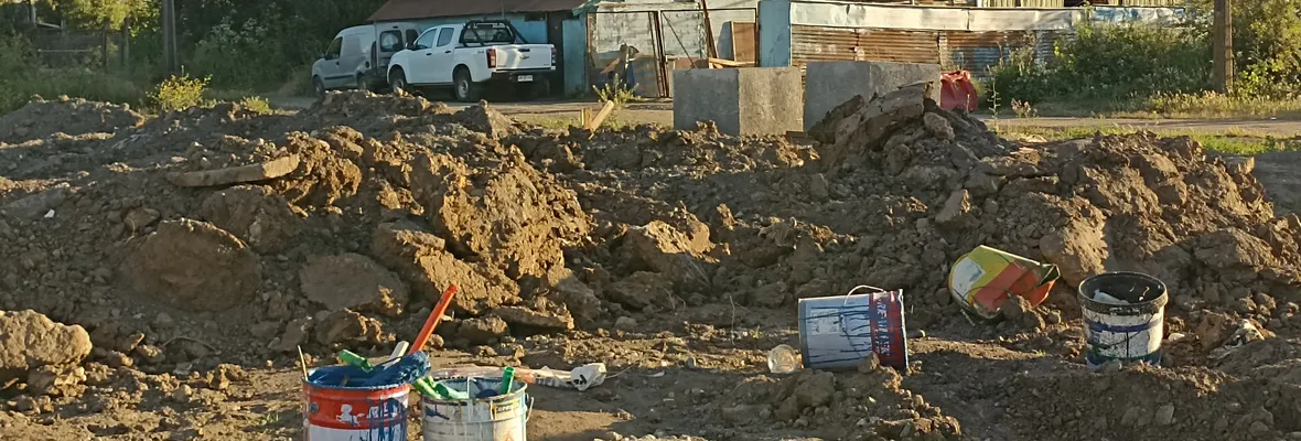 "Somos el patio trasero de la ciudad": Vecinos/as de la población Aurora de Chile denuncia basurales y plaga de ratones tras abandono de obras del puente Chacabuco