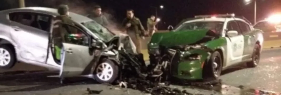 Carabineros chocan contra el tránsito a vehículo particular en Concepción destruyendo su parte delantera
