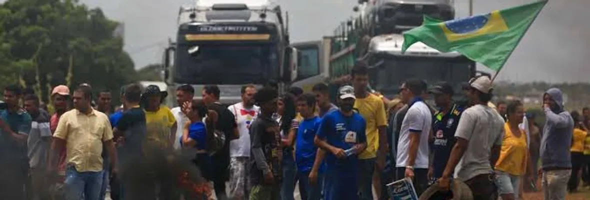 Bolsonaristas suman bloqueos en carreteras y aeropuertos tras triunfo de Lula da Silva