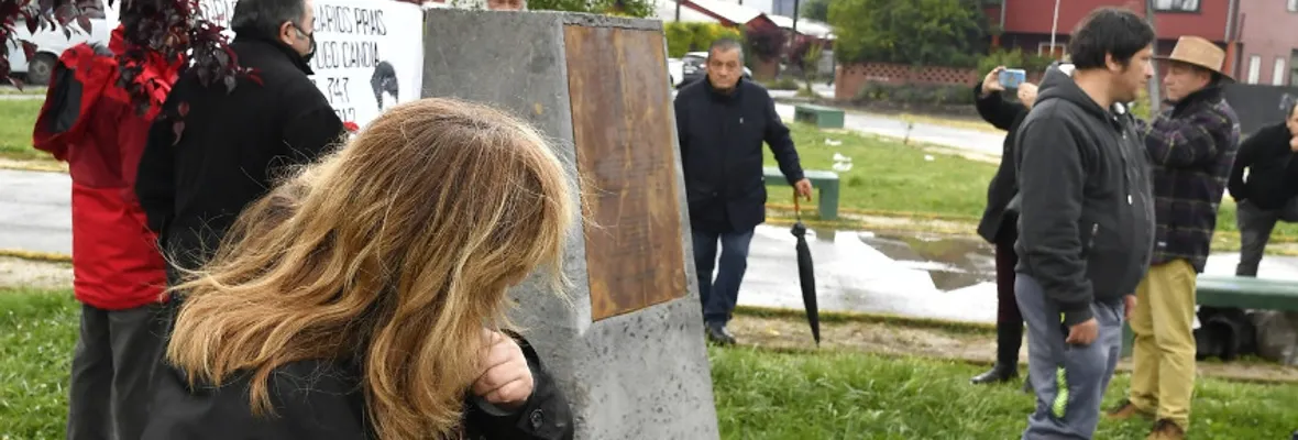 Comunidad de Hualqui homenajea a vecinos asesinados en dictadura con monolito en plaza de la comuna
