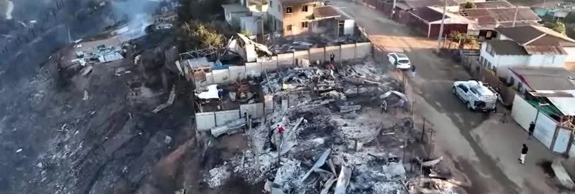 Se mantiene alerta roja: Incendio en Viña del Mar deja 130 casas destruidas