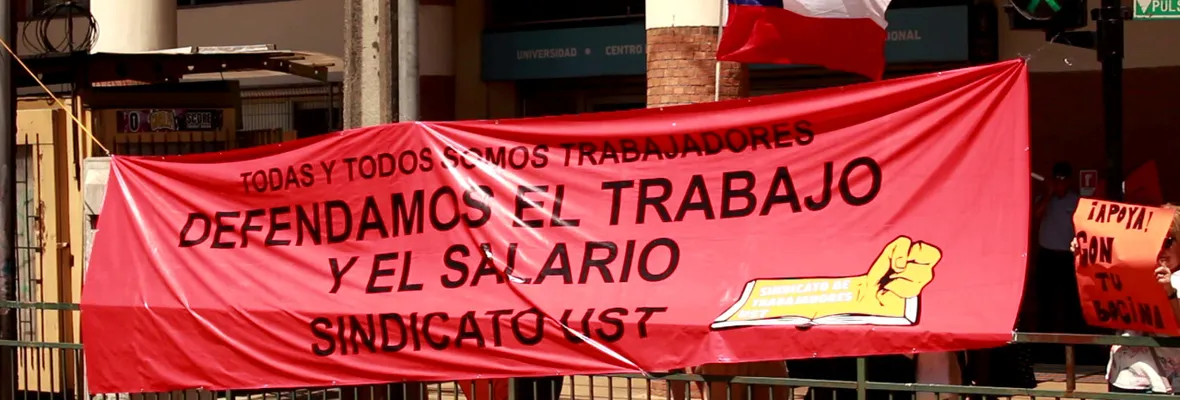Huelga nacional: Trabajadores/as de universidad Santo Tomás exigen aumento salarial a las afueras de sede penquista