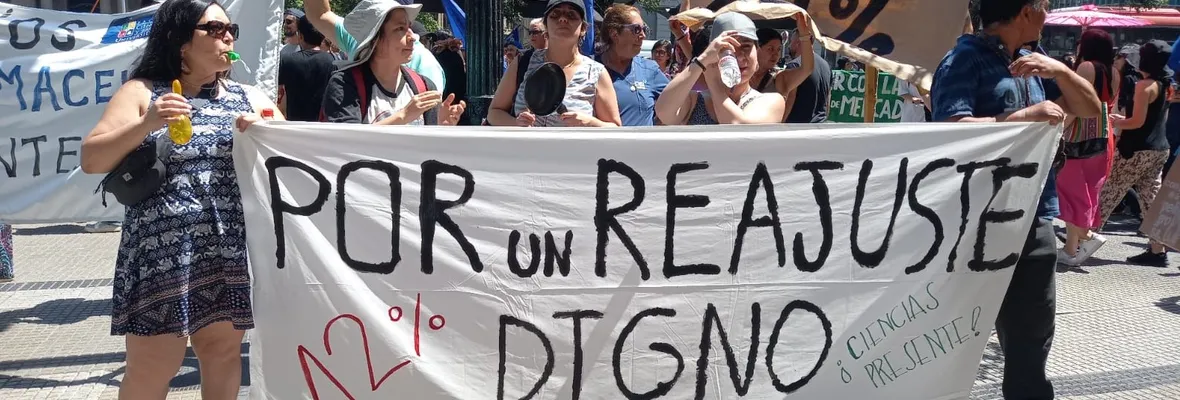 Trabajadores/as de la U de Chile exigen reajuste salarial y el traspaso a contrata de funcionarios/as a honorarios con tareas permanentes