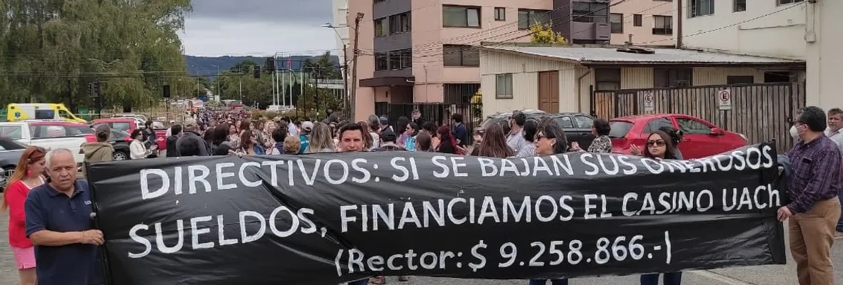 Funcionarias/os desvinculados de la Universidad Austral: “¿Por qué tenemos que pagar los platos rotos, si la mala gestión es de las autoridades?”
