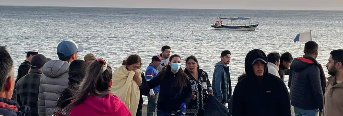 Vecinos y vecinas de Punta Lavapié tuvieron que evacuar en botes hacia Llico por incendio forestal